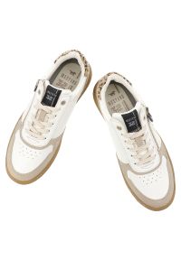 Sneakersy damskie Mustang, cholewka ze skóry ekologicznej perforowane panele boczny zamek sznurowanie elastyczna podeszwa zapewniająca komfort codzie. Okazja: na spacer, na co dzień. Zapięcie: sznurówki. Kolor: biały. Materiał: skóra ekologiczna. Szerokość cholewki: normalna. Sport: turystyka piesza #7