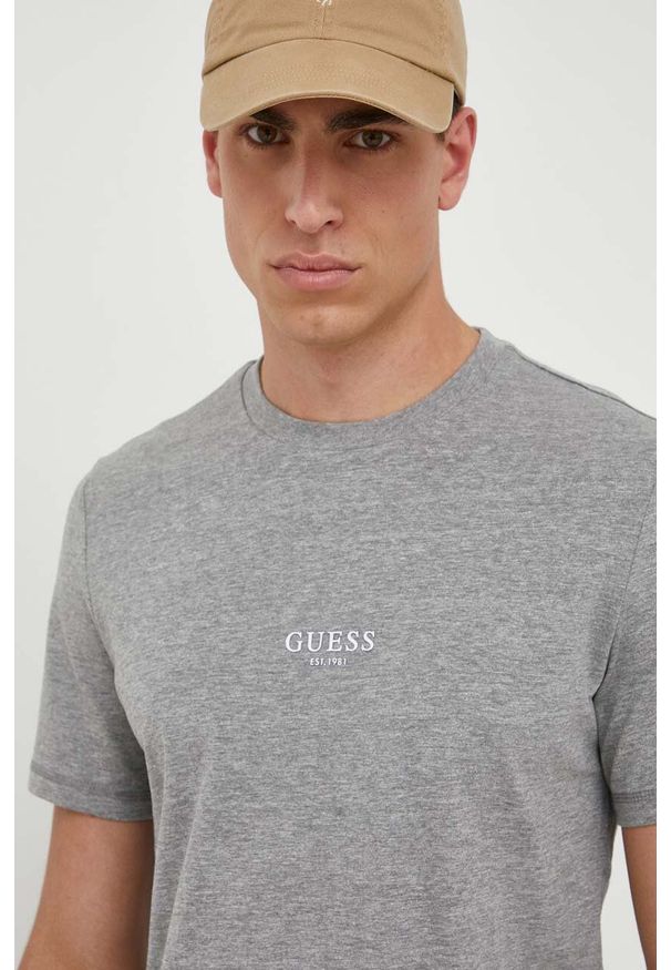Guess t-shirt bawełniany kolor szary z aplikacją. Kolor: szary. Materiał: bawełna. Wzór: aplikacja. Styl: klasyczny