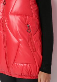 Born2be - Czerwona Pikowana Kamizelka z Kapturem Incanto. Typ kołnierza: kaptur. Kolor: czerwony. Wzór: geometria #3