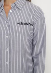 Born2be - Granatowa Koszula w Paski Zdobiona Haftem Denelle. Okazja: na co dzień, do pracy, na spotkanie biznesowe. Typ kołnierza: kołnierzyk klasyczny. Kolor: niebieski. Materiał: jeans. Długość rękawa: długi rękaw. Długość: długie. Wzór: aplikacja, haft, paski. Styl: biznesowy, klasyczny, casual #6