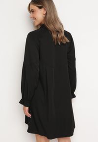 Born2be - Czarna Luźna Sukienka Koszulowa Momessa. Kolor: czarny. Typ sukienki: koszulowe. Długość: mini #5