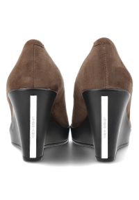Brązowe Czółenka Karino Eleganckie Obuwie Damskie Na Koturnie. Okazja: na co dzień, na spotkanie biznesowe. Kolor: brązowy. Materiał: tworzywo sztuczne, skóra, welur. Obcas: na koturnie. Styl: elegancki #6