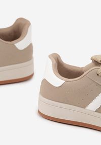 Renee - Beżowo-Białe Sneakersy z Geometrycznym Wzorem Rillomia. Okazja: na co dzień. Kolor: beżowy. Materiał: jeans. Wzór: geometria