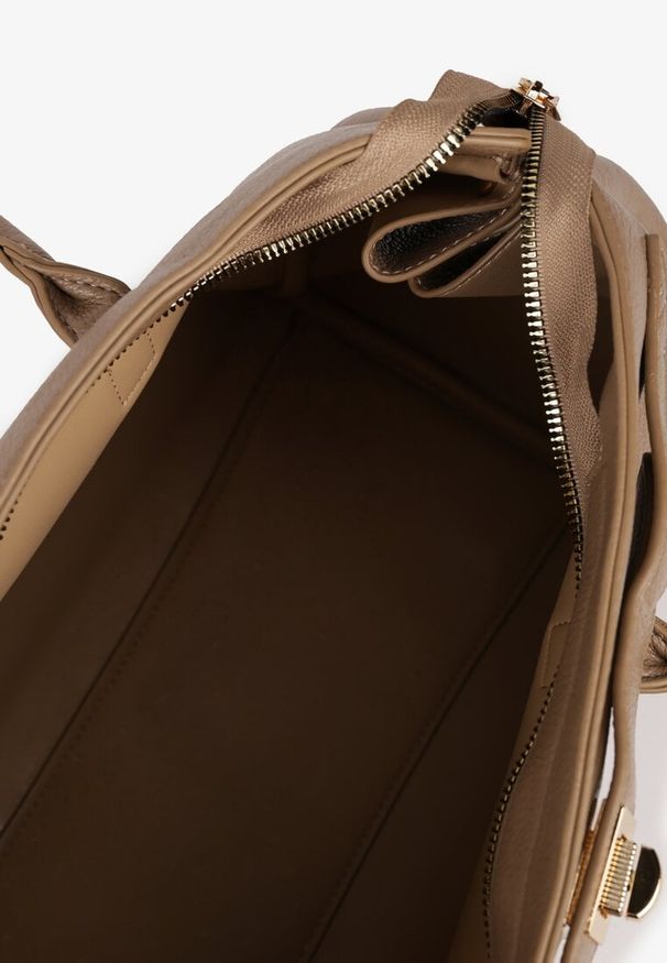 Renee - Beżowa Torebka Shopper z Dwoma Rączkami Ozdobiona Paskiem z Klamrą Remisse. Kolor: beżowy. Wzór: aplikacja. Styl: elegancki, casual, klasyczny. Rodzaj torebki: na ramię