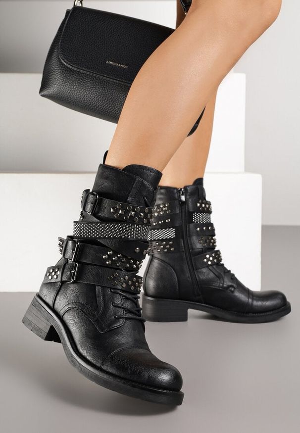 Renee - Czarne Botki Workery Ozdobione Nitami i Klamrami Tullavia. Okazja: na co dzień. Zapięcie: klamry. Kolor: czarny. Materiał: jeans, skóra. Wzór: aplikacja. Styl: casual