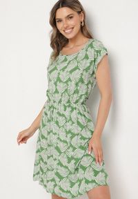 Born2be - Zielona Sukienka o Rozkloszowanym Kroju z Gumką w Pasie i Krótkim Rękawem Serive. Okazja: na spotkanie biznesowe, na co dzień. Kolor: zielony. Długość rękawa: krótki rękaw. Typ sukienki: rozkloszowane. Styl: elegancki, casual, klasyczny, biznesowy #1