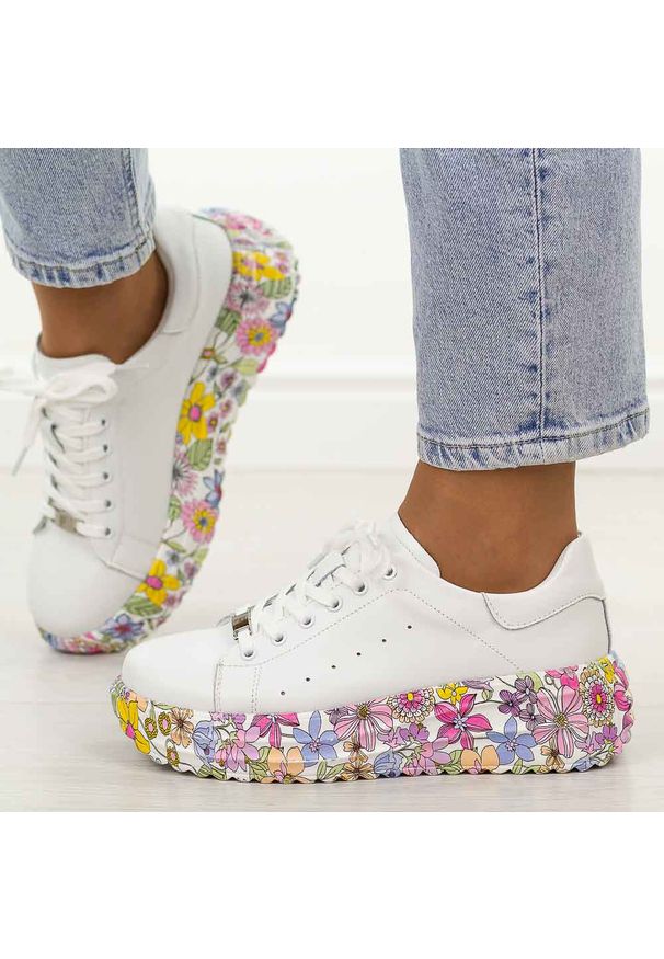 Białe skórzane sneakersy damskie na platformie Filippo Dp7507/26. Okazja: na co dzień, na spacer. Nosek buta: okrągły. Kolor: biały. Materiał: skóra. Szerokość cholewki: normalna. Sezon: jesień, wiosna, lato. Obcas: na platformie. Sport: turystyka piesza