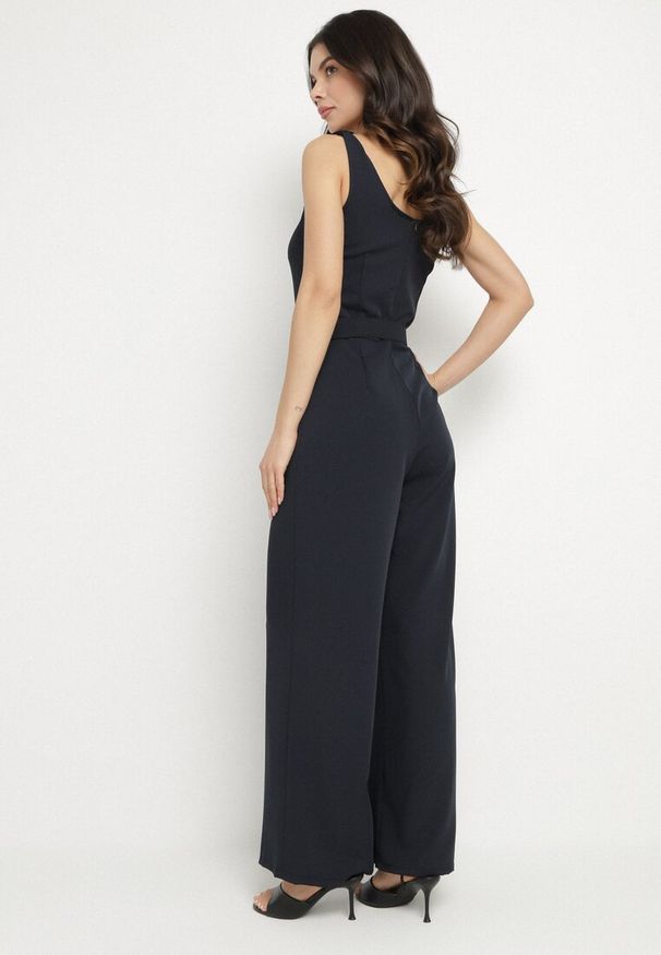 Born2be - Granatowy Taliowany Kombinezon z Ozdobnym Paskiem i Klamrą Doloriela. Kolor: niebieski. Styl: elegancki