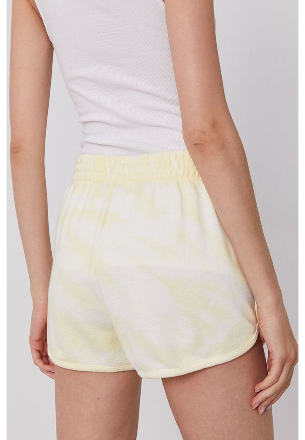 GAP Szorty damskie kolor żółty gładkie medium waist. Okazja: na co dzień. Kolor: żółty. Materiał: dzianina, poliester. Wzór: gładki. Styl: casual