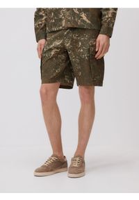 Reserved - Szorty z kieszeniami cargo - ciemnozielony. Kolor: zielony. Materiał: bawełna, tkanina, włókno #1