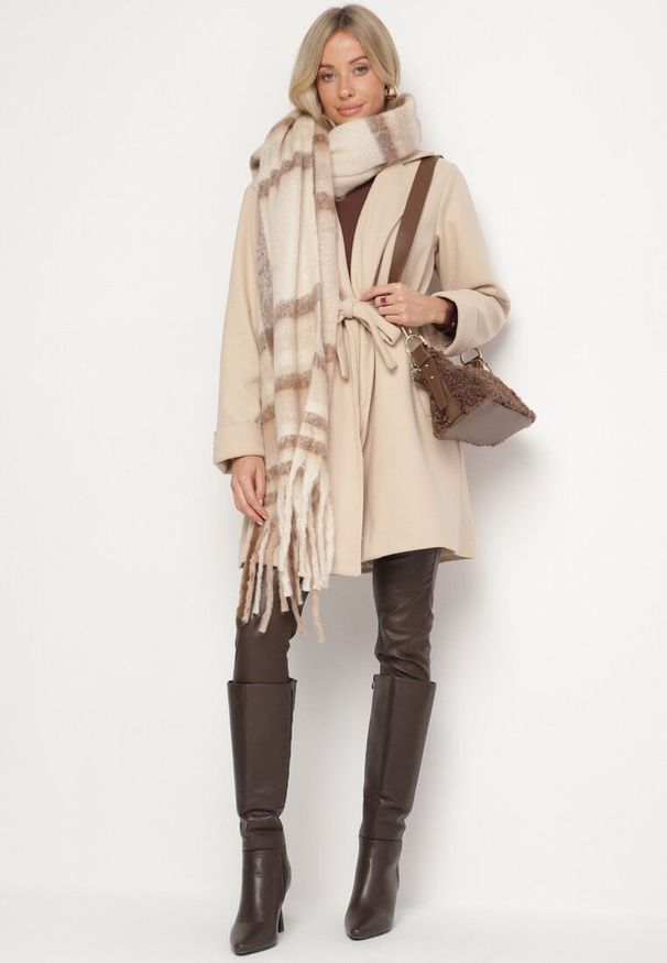 Born2be - Beżowy Płaszcz o Szlafrokowym Kroju z Marszczeniem w Talii i Wiązanym Paskiem Sartissa. Okazja: na co dzień. Kolor: beżowy. Materiał: jeans. Długość rękawa: długi rękaw. Długość: długie. Styl: klasyczny, casual, elegancki