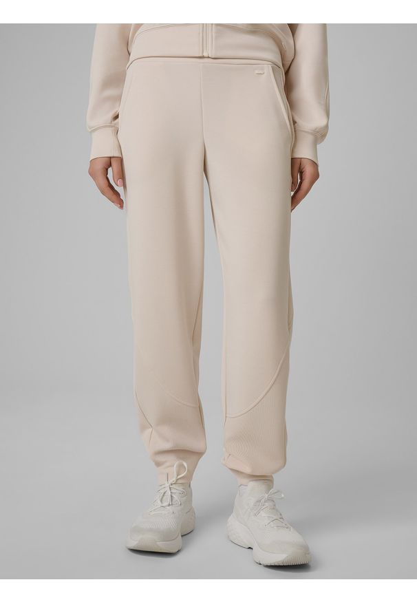 4f - 4F Spodnie dresowe z modalem joggery damskie - beżowe S. Stan: podwyższony. Kolor: beżowy. Materiał: dresówka. Długość: do kostek. Wzór: gładki