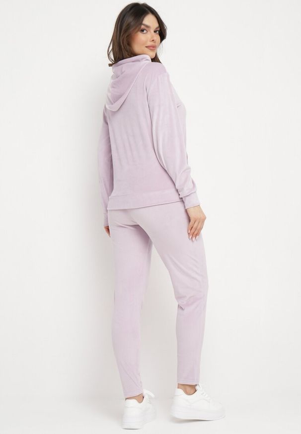 Born2be - Jasnofioletowy Komplet Dresowy z Weluru Bluza z Kapturem i Spodnie z Gumką w Pasie Avinlia. Kolor: fioletowy. Materiał: dresówka, welur