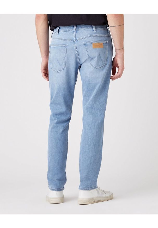 Wrangler - WRANGLER GREENSBORO MĘSKIE SPODNIE JEANSOWE HIGHLITE W15QYJ38T 112145843