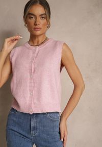 Renee - Różowa Sweterkowa Kamizelka z Wełną na Guziki Eralina. Okazja: na co dzień. Kolor: różowy. Materiał: wełna. Styl: klasyczny, casual