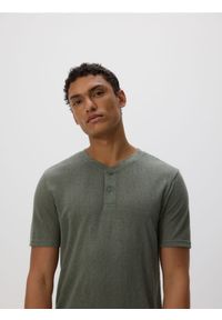 Reserved - T-shirt henley regular fit - ciemnozielony. Typ kołnierza: typu henley. Kolor: zielony. Materiał: dzianina, wiskoza
