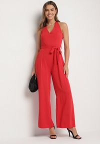 Born2be - Czerwony Taliowany Kombinezon z Paskiem Wiązaniem i Odkrytymi Plecami Malurea. Okazja: na imprezę, na co dzień. Kolor: czerwony. Materiał: jeans. Sezon: lato. Styl: casual #1