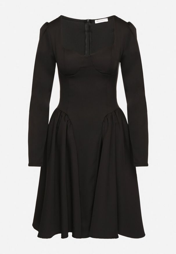 Born2be - Czarna Rozkloszowana Sukienka z Usztywnianymi Miseczkami Tillimara. Kolor: czarny. Typ sukienki: dopasowane