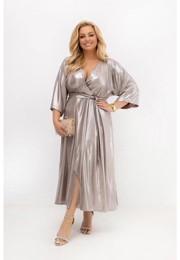 Moda Size Plus Iwanek - Sukienka kimonowa Moon Shine z połyskiem na wesele i eleganckie przyjęcia PLUS SIZE OVERSIZE LATO. Okazja: na wesele, na imprezę, na ślub cywilny. Typ kołnierza: dekolt w kształcie V, dekolt kopertowy. Kolekcja: plus size. Materiał: poliester, tkanina, elastan, materiał. Sezon: lato. Typ sukienki: oversize, dla puszystych. Styl: elegancki. Długość: midi