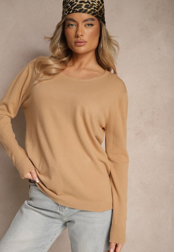 Renee - Ciemnobeżowy Sweter z Dodatkiem Kaszmiru Ozdobiony Ściągaczami Sanadora. Okazja: na co dzień. Kolor: beżowy. Materiał: kaszmir. Wzór: aplikacja. Styl: elegancki, klasyczny, casual