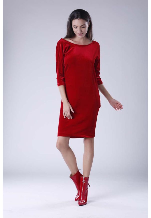 Nommo - Czerwona Wyjściowa Sukienka Welurowa z Lejącym Dekoltem na Plecach. Kolor: czerwony. Materiał: welur. Styl: wizytowy