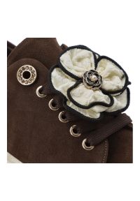 Czekoladowe Sneakersy Karino Modne Obuwie Damskie. Okazja: na co dzień. Kolor: brązowy. Materiał: materiał, welur. Szerokość cholewki: normalna. Wzór: kwiaty. Styl: casual #7