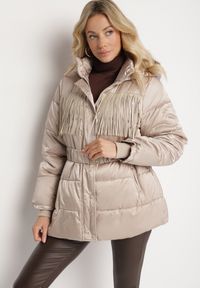 Born2be - Beżowa Pikowana Kurtka z Kapturem i Paskiem z Marszczeniem Zdobiona Frędzlami Sanoria. Okazja: na co dzień. Typ kołnierza: kaptur. Kolor: beżowy. Materiał: jeans. Wzór: aplikacja. Styl: casual, elegancki #5