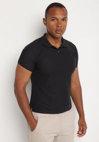 Born2be - Czarny T-shirt Polo z Bawełną Fodelira. Okazja: na co dzień. Typ kołnierza: polo. Kolor: czarny. Materiał: bawełna. Styl: klasyczny, elegancki, casual