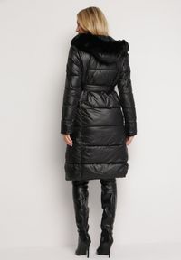 Born2be - Czarna Pikowana Kurtka za Kolano z Ozdobnym Futerkiem Velveti. Kolor: czarny. Materiał: futro. Wzór: aplikacja #3