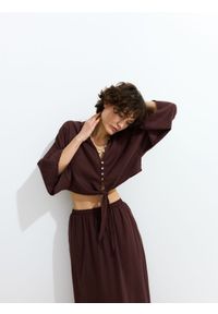 Reserved - Wiązana koszula z lnem - ciemnobrązowy. Kolor: brązowy. Materiał: len. Wzór: gładki