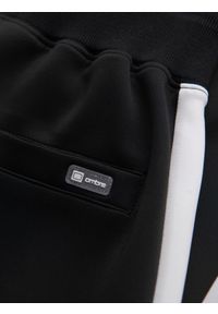 Ombre Clothing - Dresowe męskie spodnie joggery z kontrastowymi lampasami – czarne V1 - Rozmiar: XL. Kolor: czarny. Materiał: dresówka. Wzór: aplikacja. Styl: retro, sportowy #11