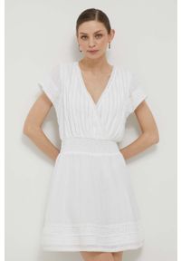 Pepe Jeans sukienka bawełniana kolor biały mini rozkloszowana. Kolor: biały. Materiał: bawełna. Długość rękawa: krótki rękaw. Wzór: haft. Typ sukienki: rozkloszowane. Długość: mini #1