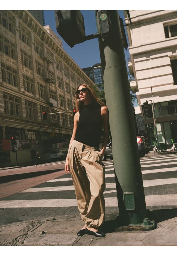 Reserved - Spodnie balloon - beżowy. Kolor: beżowy. Materiał: bawełna, tkanina