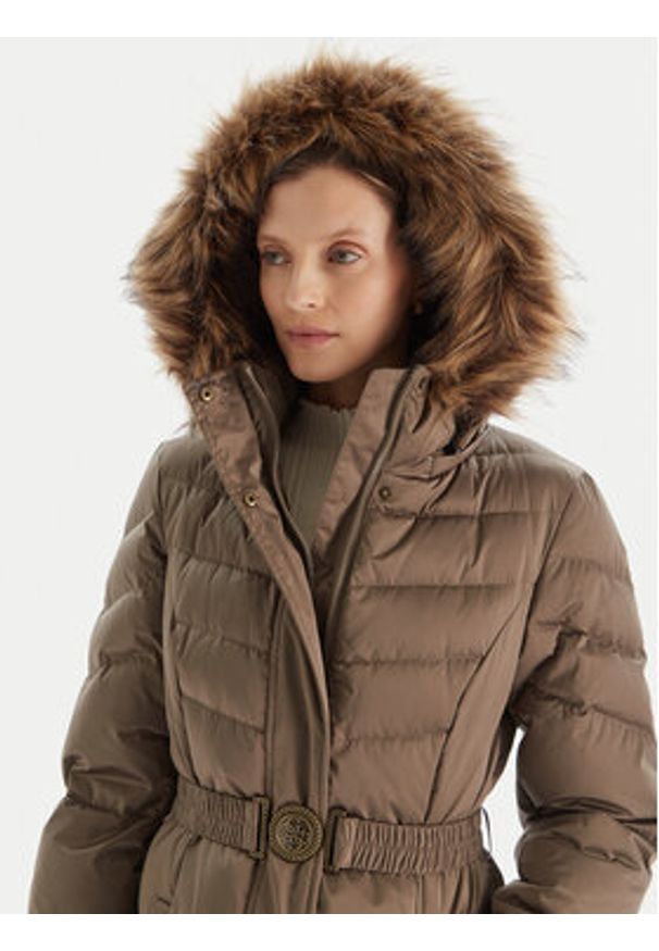 Guess Płaszcz zimowy W5BL29 W2802 Brązowy Regular Fit. Kolor: brązowy. Materiał: syntetyk. Sezon: zima