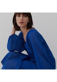 Reserved - Sukienka ze strukturalnej tkaniny - Niebieski. Kolor: niebieski. Materiał: tkanina #1