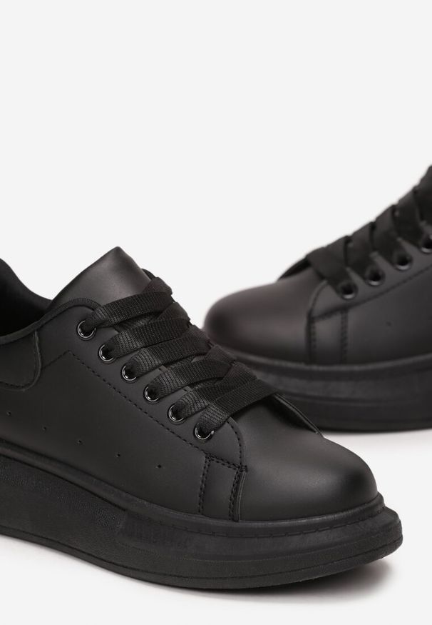 Renee - Czarne Sneakersy na Grubej Podeszwie z Przeszyciami i Perforacją Amela. Okazja: na co dzień. Wysokość cholewki: przed kostkę. Kolor: czarny. Materiał: materiał, skóra. Szerokość cholewki: normalna. Wzór: aplikacja