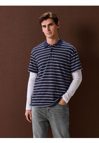 Sinsay - Koszulka polo w paski - granatowy. Typ kołnierza: polo. Kolor: niebieski. Wzór: paski #1