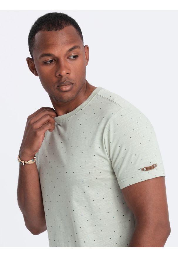 Ombre Clothing - T-shirt męski fullprint z kolorowymi literami - jasnozielony V5 - Rozmiar: XL. Okazja: na co dzień. Kolor: zielony. Materiał: prążkowany, dzianina, zamsz, żakard, poliester, materiał, bawełna. Wzór: kolorowy. Styl: klasyczny, casual