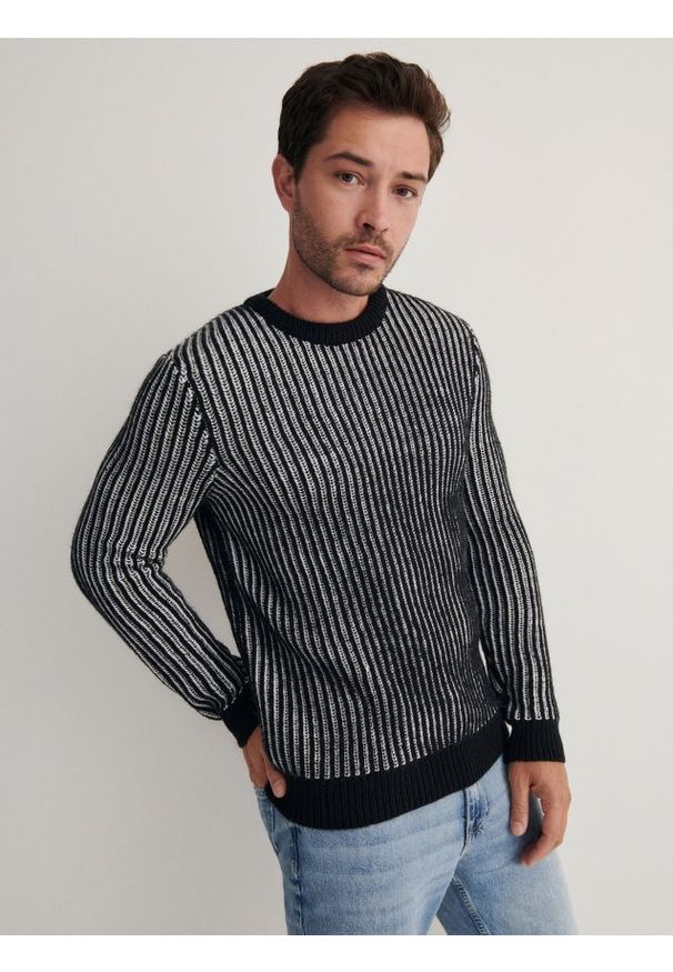 Reserved - Sweter z prążkowanej dzianiny - czarny. Kolor: czarny. Materiał: dzianina, prążkowany
