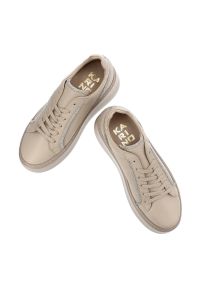 Beżowe Sneakersy Karino Modne Obuwie Damskie. Kolor: beżowy. Materiał: materiał. Szerokość cholewki: normalna. Obcas: na platformie #5