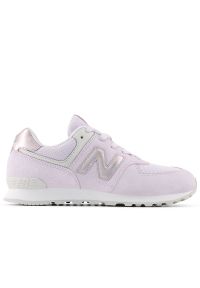 Buty młodzieżowe New Balance G5745LP - fioletowe. Okazja: na co dzień, na uczelnię. Zapięcie: rzepy. Kolor: fioletowy. Materiał: syntetyk, materiał, zamsz, guma. Szerokość cholewki: normalna. Model: New Balance 574. Sport: turystyka piesza #1