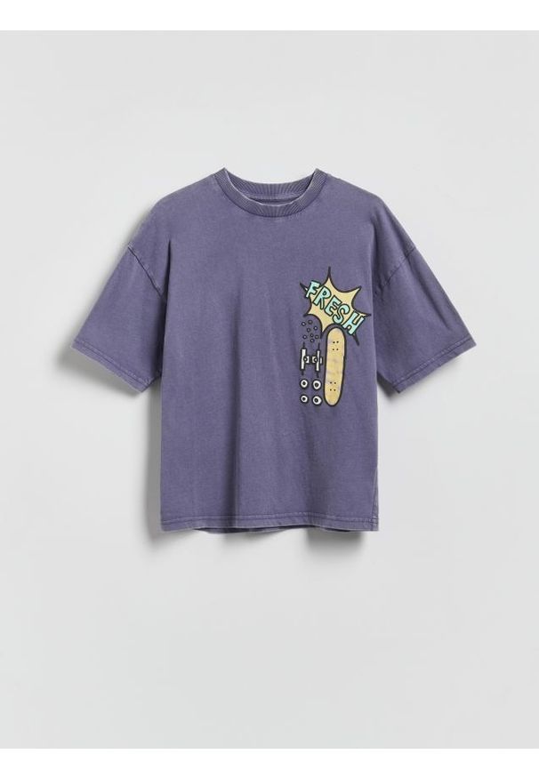 Reserved - T-shirt z nadrukiem - fioletowy. Kolor: fioletowy. Materiał: dzianina, bawełna. Wzór: nadruk
