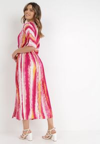 Born2be - Fuksjowa Sukienka Iolathe. Kolor: różowy. Materiał: tkanina. Wzór: nadruk, kolorowy. Typ sukienki: kopertowe. Styl: wakacyjny. Długość: maxi #3