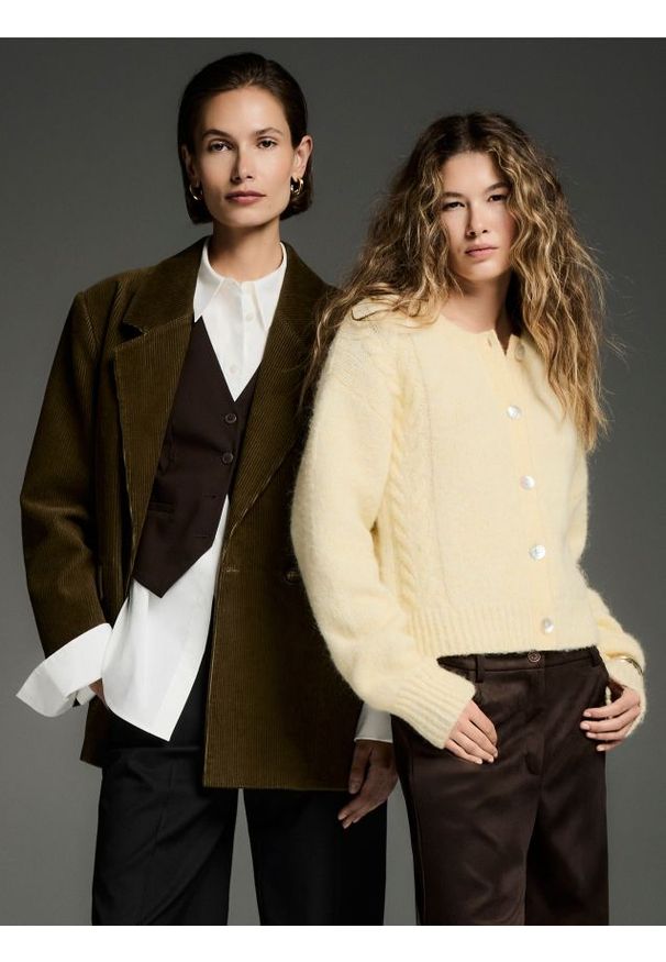 Reserved - Sztruksowa marynarka dwurzędowa - oliwkowy. Kolor: oliwkowy. Materiał: sztruks