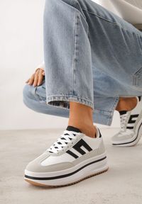 Renee - Białe Sneakersy na Platformie z Geometrycznym Motywem Hippiopis. Okazja: na co dzień. Kolor: biały. Materiał: jeans. Wzór: geometria. Obcas: na platformie #1