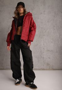 Renee - Czerwona Pikowana Kurtka Puffer z Kapturem Ozdobiona Napisami Orellana. Okazja: na co dzień. Typ kołnierza: kaptur. Kolor: czerwony. Materiał: poliester, jeans. Wzór: aplikacja, napisy. Sezon: wiosna. Styl: casual #3