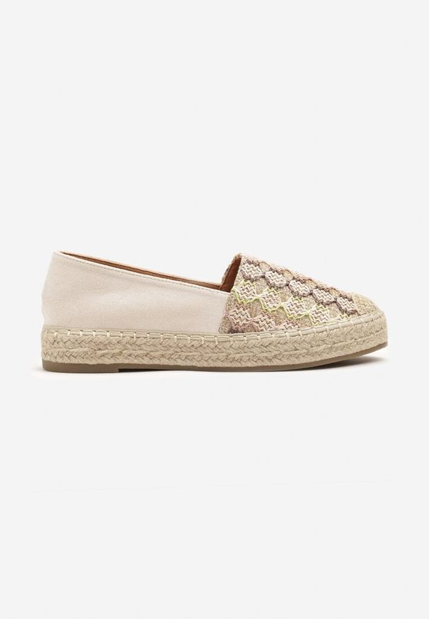 Renee - Ciemnobeżowe Espadryle Ozdobione Plecionką i Geometrycznym Motywem Sdivoria. Kolor: beżowy. Materiał: jeans. Wzór: geometria, aplikacja. Sezon: lato, wiosna. Obcas: na obcasie. Styl: elegancki, klasyczny. Wysokość obcasa: niski