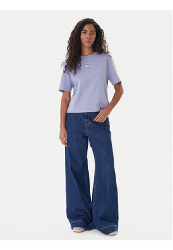 Tommy Jeans T-Shirt Badge DW0DW22202 Niebieski Boxy Fit. Kolor: niebieski. Materiał: bawełna