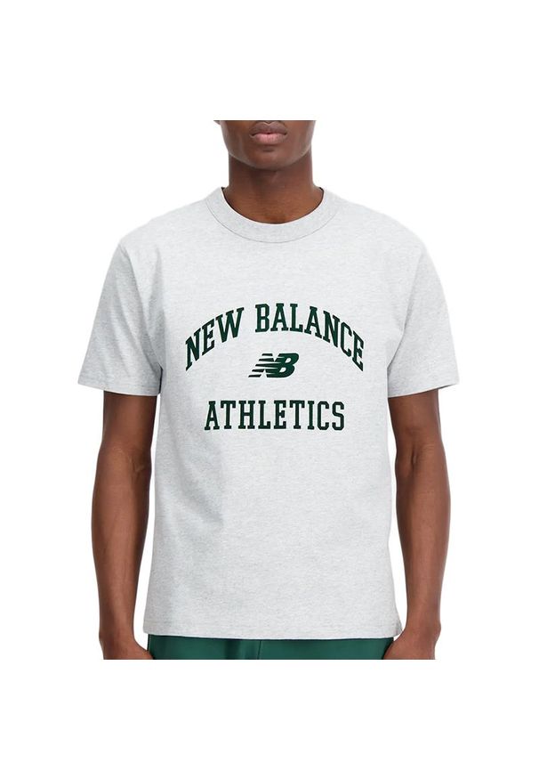 Koszulka New Balance MT33551AG - szara. Kolor: szary. Materiał: materiał, bawełna. Długość rękawa: krótki rękaw. Długość: krótkie. Wzór: napisy