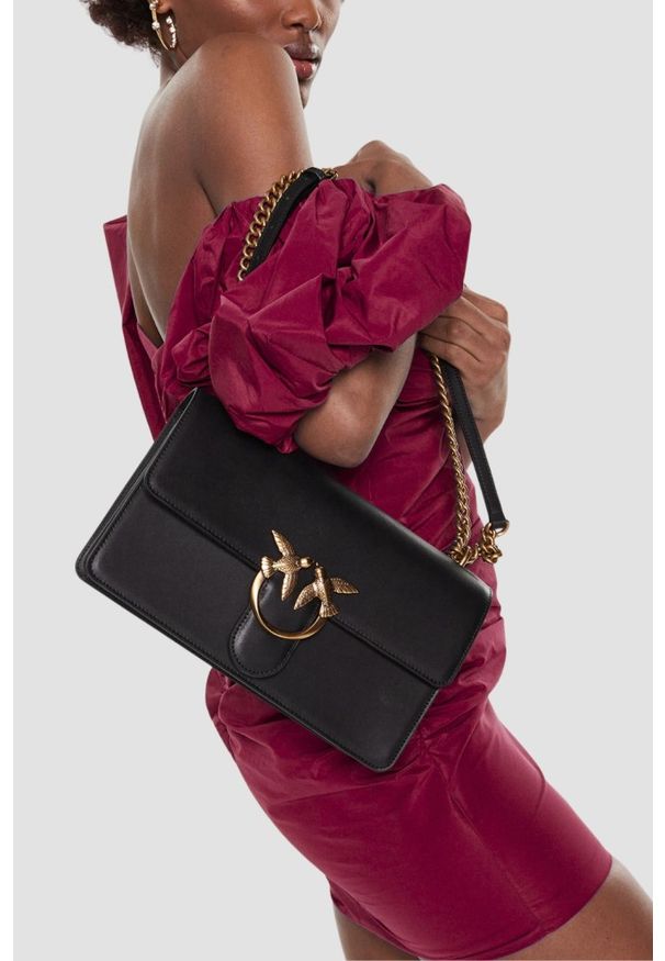 Pinko - PINKO Czarna listonoszka Love One Classic DC. Kolor: czarny. Wzór: gładki. Materiał: skórzane. Styl: klasyczny